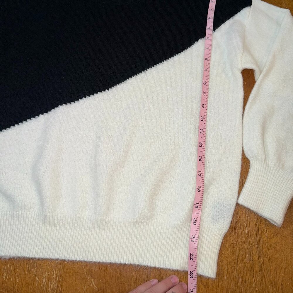 E & M Black and White Colorblock Sweater – Women’s Size Medium - Picture 6 of 9